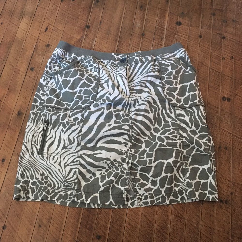 Chico’s 2 green animal print traveler Golfcore skirt